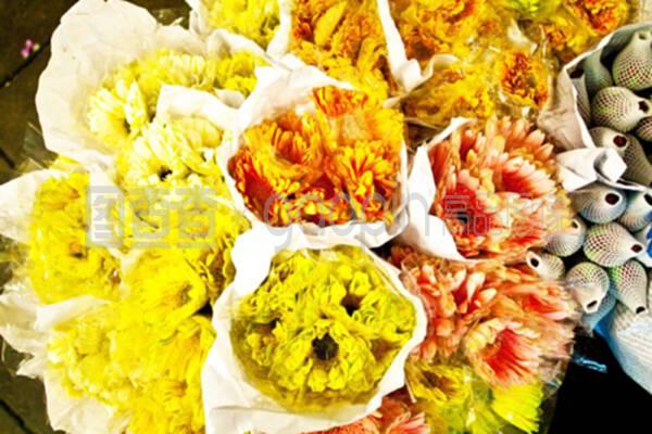 清晨花市的玫瑰與紙制品銷(xiāo)售