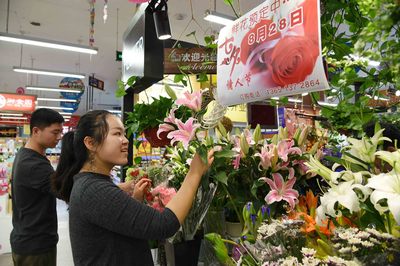 七夕節(jié)催熱消費(fèi)市場(chǎng) 玫瑰花與紙制品銷(xiāo)售兩旺